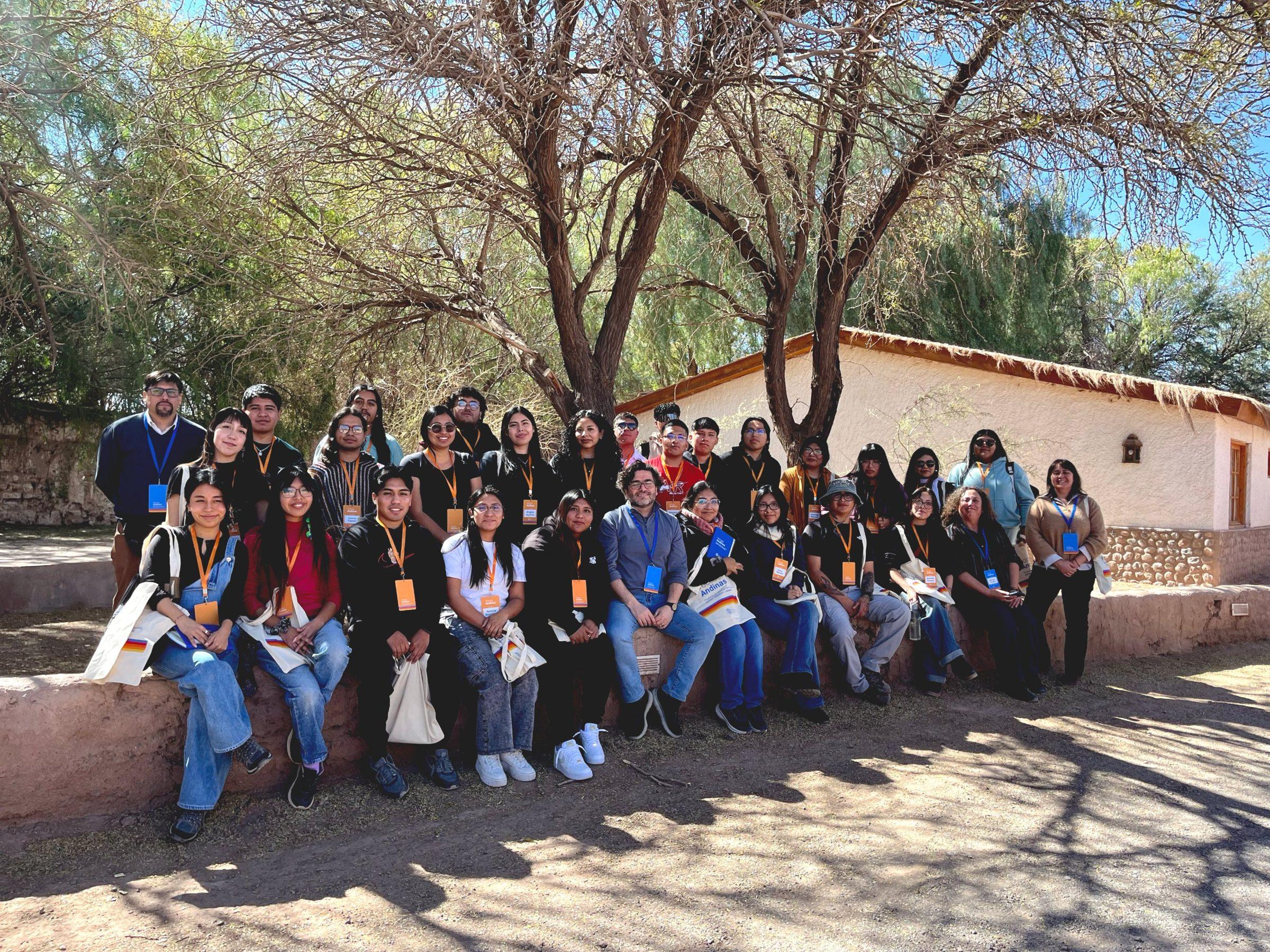 Foto grupal de la primera generación del programa, en un patio con árboles